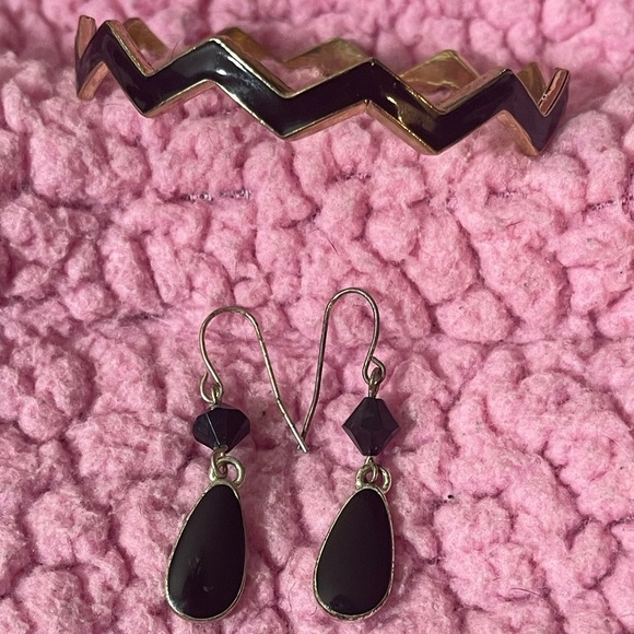 Kenneth Cole Jewelry - KC Kenneth Cole Signed Black Enamel dangle earrings black Gold zigzag bracelet‌‌